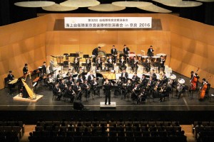 海上自衛隊音楽隊員らの迫力ある演奏に約1200人の観客は聞き入った