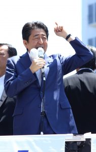 街頭演説する安倍晋三首相＝ＪＲ奈良駅前