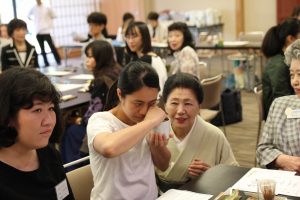 真剣にお香の香りを嗅ぐ留学生たち