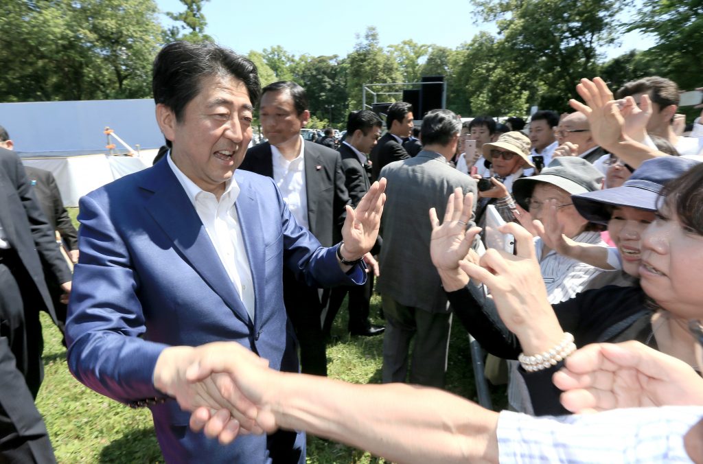 街頭演説後、つめかけた人らと握手する安倍晋三首相＝橿原市