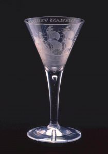 東印度会社の帆船が施された硝子酒盃（大和文華館提供）