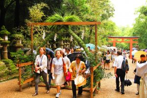 参道に設置された茅の輪をくぐる参列者