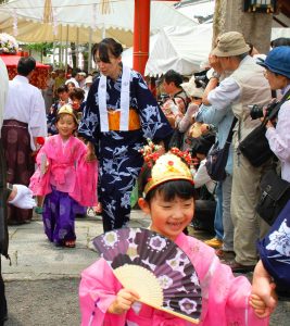 率川神社から練り歩く稚児ら