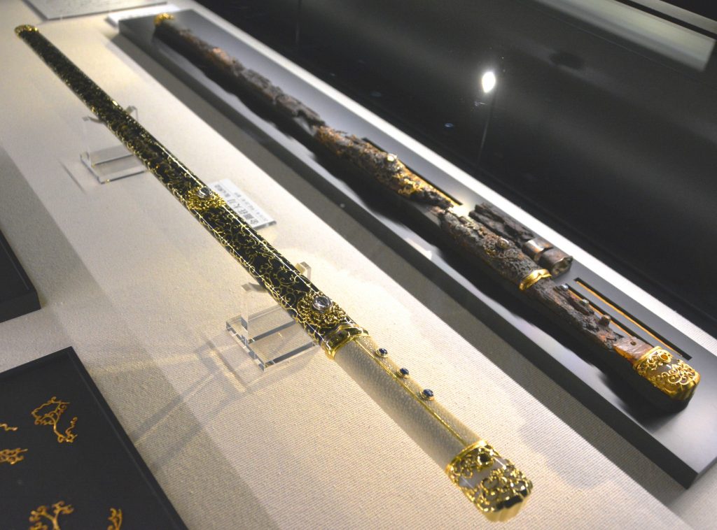 当初の姿がよみがえった「金鈿荘大刀」の復元品（手前）と原品