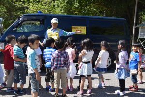 青パトの説明をする見守る会メンバーと見学する児童