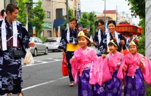 七媛女や稚児ら約２００人が近鉄奈良駅周辺を練り歩いた