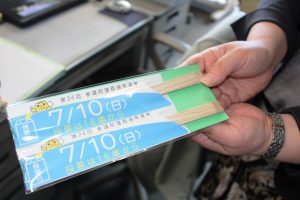 「投票は１８歳から」とかかれた県産木材でつくられた割り箸