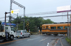 県内で唯一「要改良」指定された近鉄橿原線の九条第9号踏切