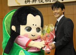 広陵町のイメージキャラクター「かぐやちゃん」から花束を贈られる桝井俊樹選手