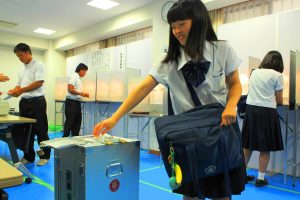 放課後に期日前投票する天理高校の生徒