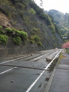 落石が見つかった五條市大塔町の国道168号=22日(県提供)