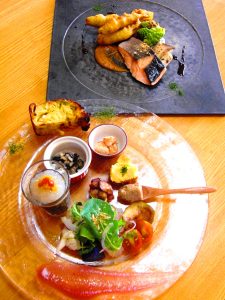 前菜(手前)とメーン料理(プラス500円の2種盛り)