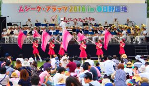 警察音楽隊の演奏に合わせて演技を披露するカラーガード隊