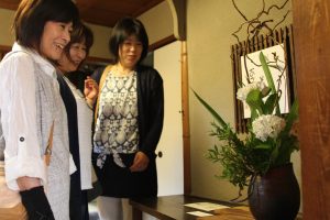 会場には季節の草花を使った生け花が並んでいる