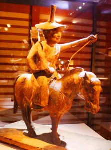 「流鏑馬木像」はいでたちが伝わり楽しい