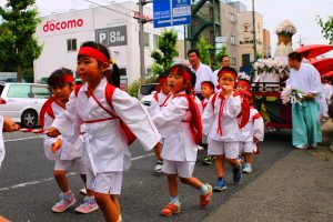 七媛女や稚児ら約２００人が近鉄奈良駅周辺を練り歩いた