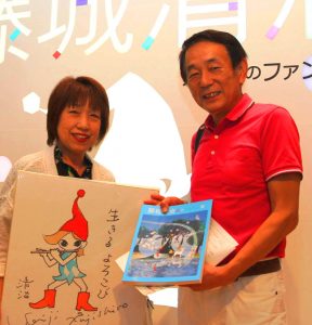 ５万人目の入館者となった山本正子さん（左）