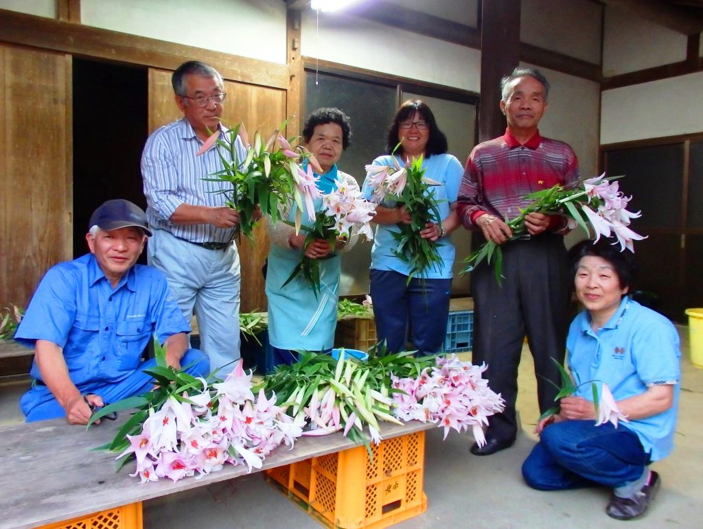 今年もゆりまつりのササユリを奉納した大神地区の人たち