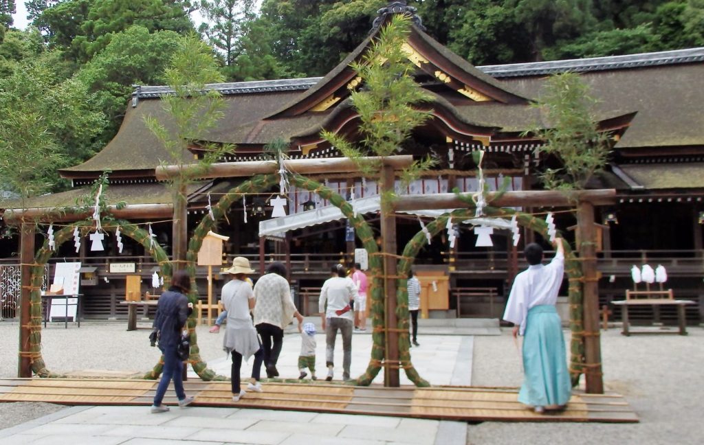 拝殿前に設置された茅の輪