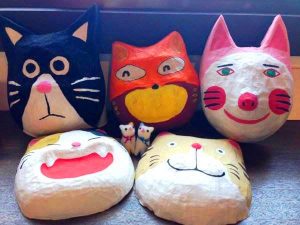 「しまい縁日」で展示予定の猫のお面