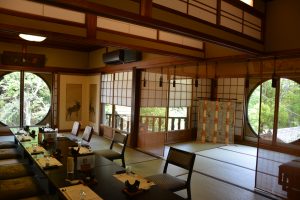 宴会場として使われる「八方亭」では、四方の丸窓から眺望が楽しめる