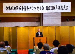 あいさつをする佐保川地区万年青年クラブの辻本弘昭会長