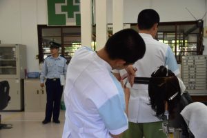 理容実習に取り組む受刑者