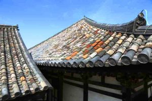 間近でみることができる元興寺の瓦（ＪＲ西日本提供）