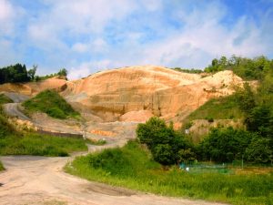 「緊急の対策の必要性は低い」と判断された奈良市月ケ瀬の違法掘削現場＝５月１６日撮影（県提供）