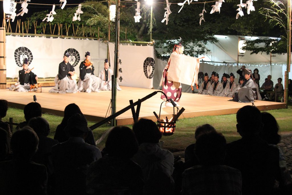 薪御能で上演された能「融」。世阿弥の名曲として知られる＝奈良市の興福寺