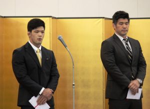 壮行会で井上康生監督と並びあいさつする大野将平選手（左）