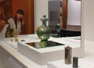 額安寺に納められた忍性の骨蔵器(中央)。竹林寺、極楽寺のものとともに展示されている