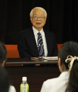 教育関係者らを前に講演する大阪大名誉教授の加地伸行さん