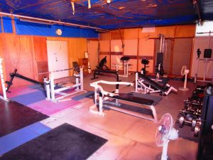 奈良市環境清美センターの駐車場に職員が勝手に設置した私設トレーニングルーム（奈良市提供）