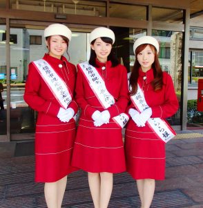 さらら姫に選ばれた(左から)西川芽以さん、辻村奈都子さん、安東千尋さん