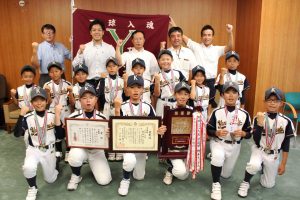 県庁を表敬訪問した柳本キングスの選手ら