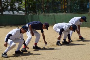 足腰を鍛えるトレーニングをする参加者