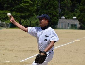 ピッチング練習をする参加者