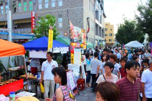 大勢の人でにぎわう会場