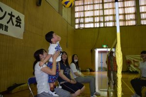 老若男女問わずできる座ってする「手のひら健康バレー」を楽しむ参加者