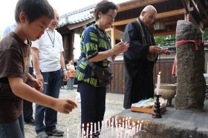 境内では地元住民らが地蔵菩薩を前に手を合わせ、献灯した