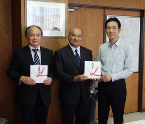 森下豊市長に義援金の目録を手渡す橋本浩会長(中央)ら