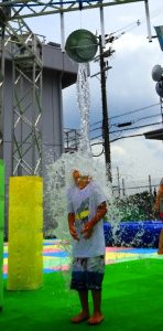 「はらはらバケツ」で遊ぶ来園者