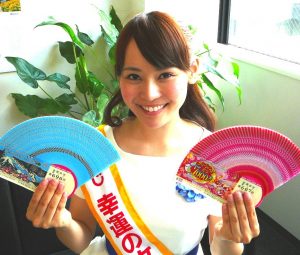 サマージャンボ宝くじをＰＲする猪原彩咲さん