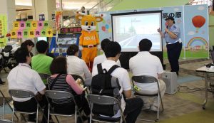 県警マスコットキャラのナポくんらが交通安全を呼びかけた