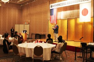 スピーチするアレン・グリーンバーグ米国総領事