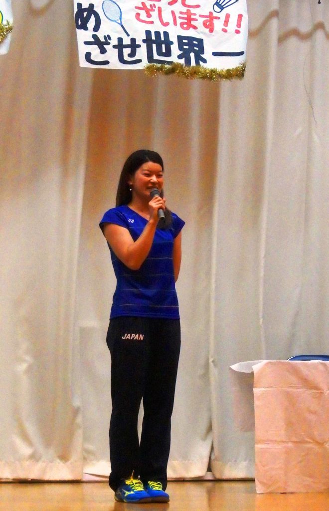 壮行会で決意表明する高橋礼華さん