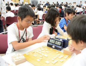対戦する奈良市立三碓小学校の選手たち