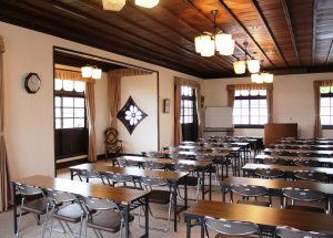 ２階の講堂は棹縁天井にひし形の飾り窓で、見事な和洋折衷