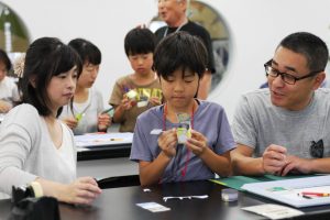 「あかつき」のペーパークラフト作りに取り組む参加者